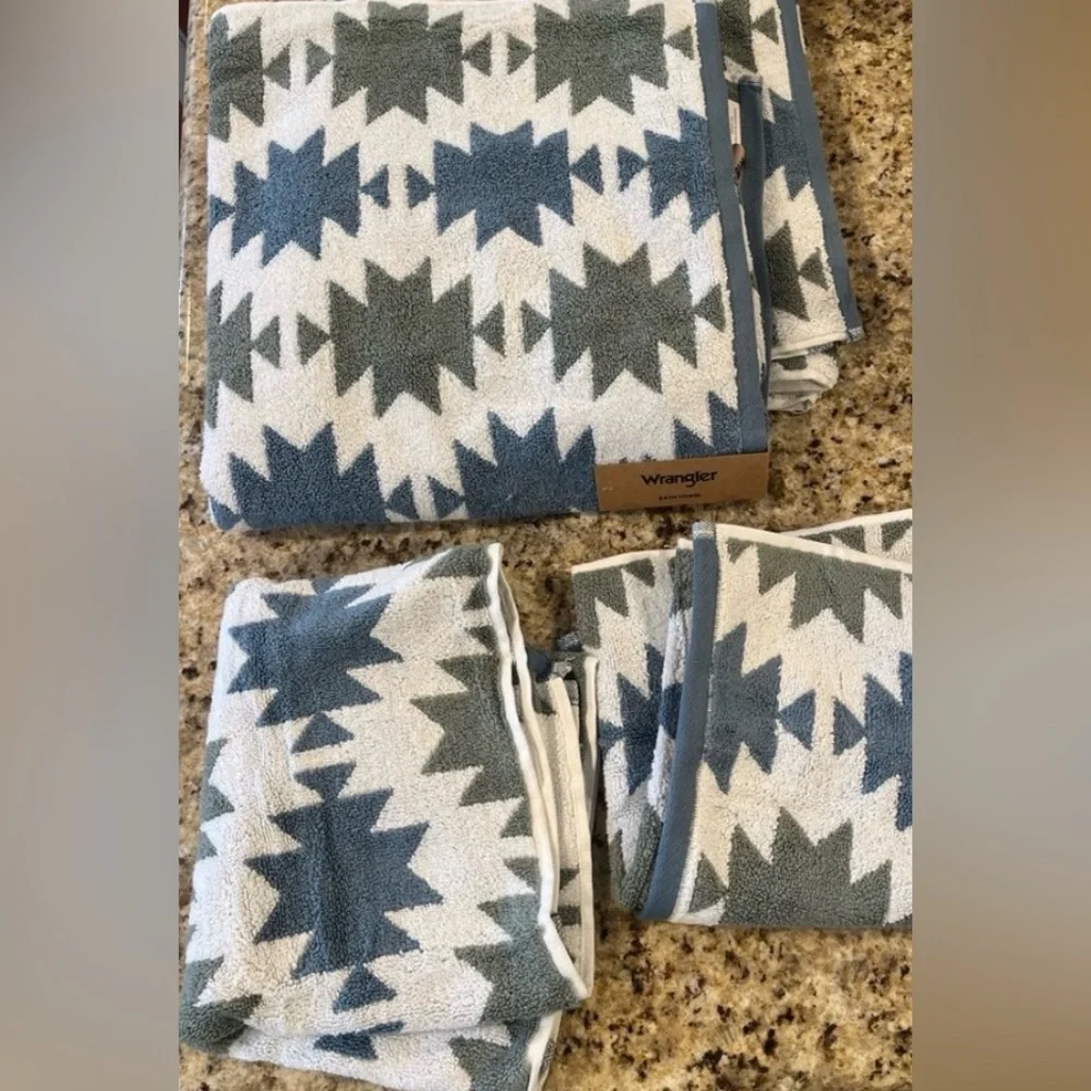 NEW Wrangler Bath Towels White with Sage and Blue Aztec Design 4 Bath & 2 Hand